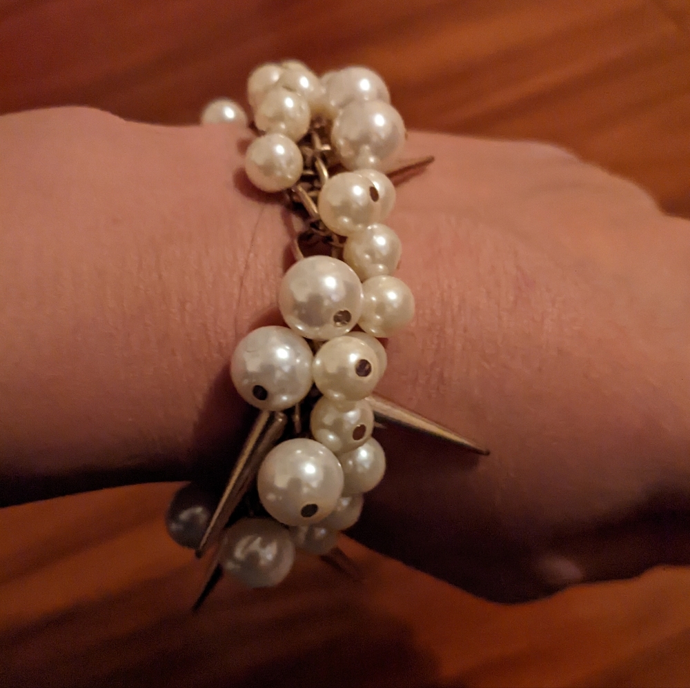 Bunches of pearls and gold spikes bracelet